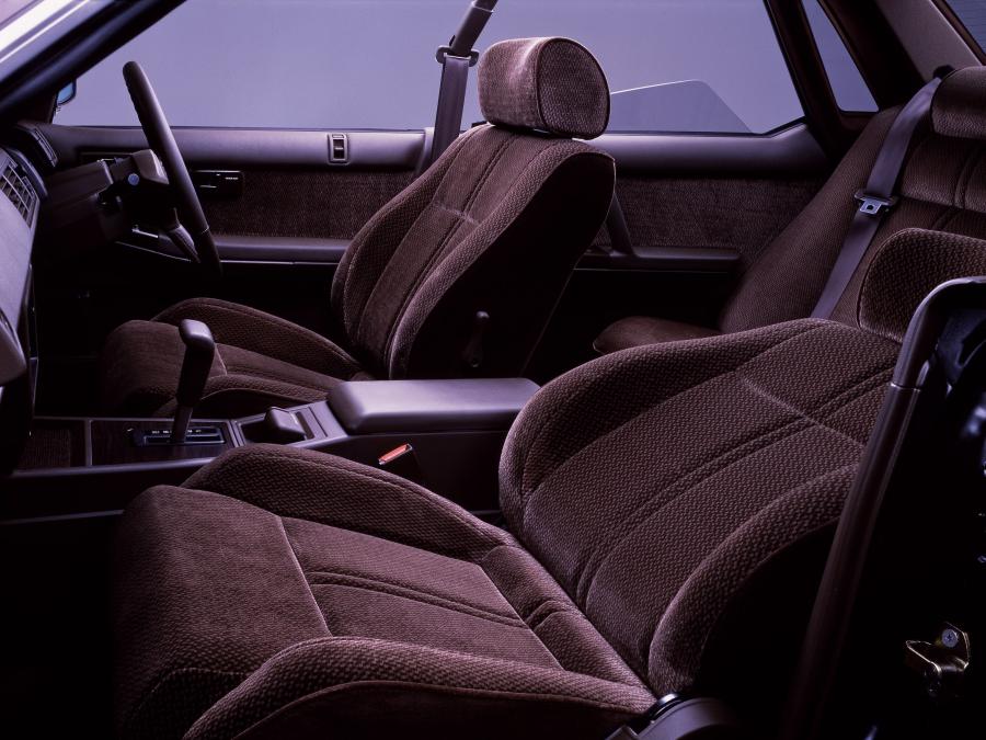 Интерьер Nissan Cedric Hardtop (Y31) 1987 года  (фото 11 из 20)